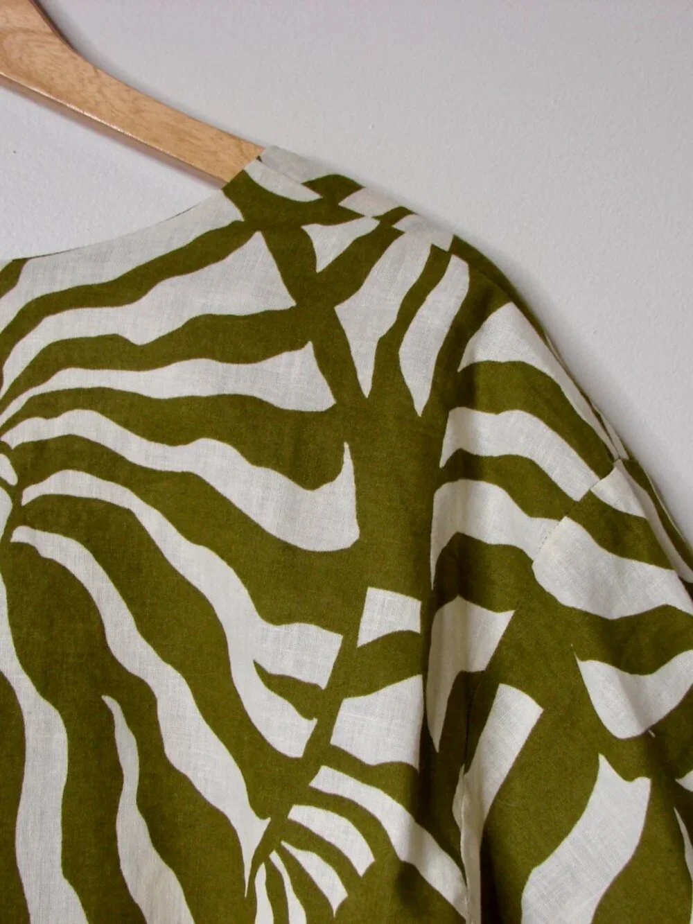 H&M Linen Blend Green White Tie Front Blouse Tropical Summer NEW NWT Large - Picture 13 of 13
